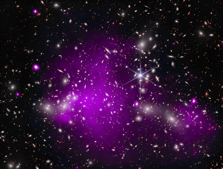 PBH là những vật thể vô hình giả thuyết, có thể xuất hiện ngay sau Vụ nổ Big Bang do sự sụp đổ của các vùng không gian nóng và dày đặc, có khối lượng có thể từ 1/100.000 chiếc kẹp giấy đến 100.000 lần Mặt Trời.