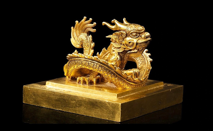 1.Ấn vàng Hoàng đế chi bảo: Một trong những tin vui gần đây nhất là việc hồi hương ấn vàng Hoàng đế chi bảo, một báu vật hoàng cung của triều Nguyễn. Lễ chuyển giao ấn vàng đã diễn ra vào ngày 16/11/2023 ở Đại sứ quán Việt Nam tại Paris, kết thúc hành trình hơn một năm thương thảo giữa các đối tác Việt Nam và Pháp.