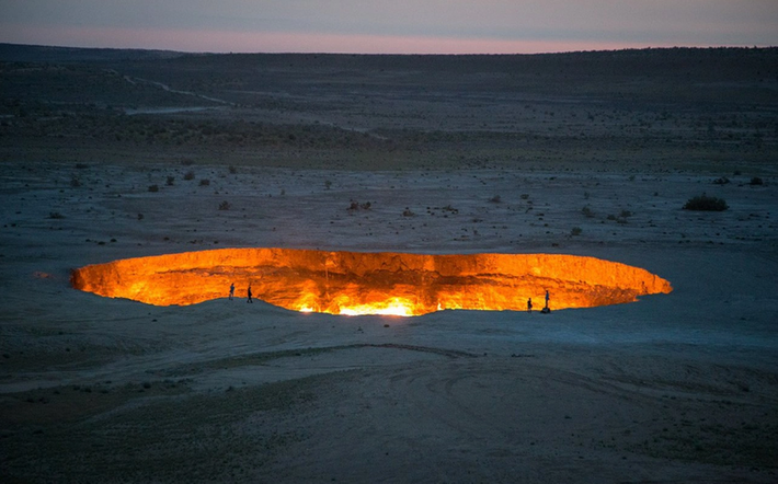 1. Cổng Địa Ngục, Derweze, Turkmenistan: Nằm giữa sa mạc Karakum, Cổng Địa Ngục là một hố ga tự nhiên với đường kính hơn 70m. Được đốt cháy từ năm 1971 để ngăn khí methane thoát ra, nơi này vẫn cháy đến ngày nay, tạo cảm giác như là cửa dẫn xuống địa ngục.