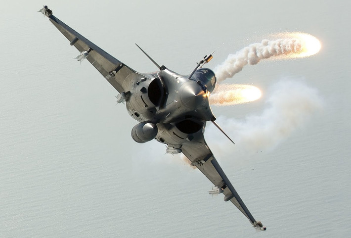Rafale có tổng cộng 14 giá treo vũ khí cho phiên bản dành cho Không quân và 13 giá treo vũ khí cho phiên bản dành cho Hải quân cho phép nó mang theo được tối đa 9,5 tấn bom. Ngoài ra, Rafale còn được trang bị 1 pháo 30 mm với cơ số đạn 125 viên tổng cộng. Nguồn ảnh: Youtube.