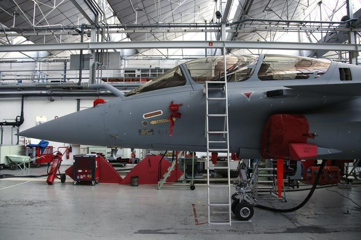Hiện tất cả các tiêm kích Rafale trên thế giới đều được lắp ráp bởi hãng Dassault Aviation có trụ sở đặt tại Paris, Pháp. Dassault Aviation vừa là hãng công nghiệp máy bay của Pháp vừa chế tạo, lắp ráp các loại máy bay quân sự, vừa phục vụ trong ngành hàng không dân dụng. Nguồn ảnh: Reuter.