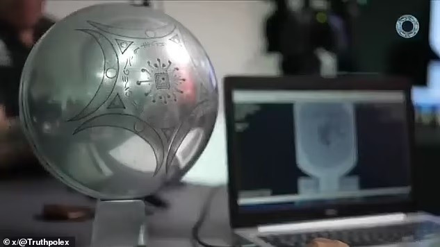 Phân tích X-quang cho thấy cấu trúc bên trong tinh vi, gồm 3 lớp kim loại, một “chip” trung tâm và 18 điểm nhỏ sắp xếp có chủ đích – điều không phổ biến trong công nghệ nhân loại.(Ảnh: Daily Mail)
