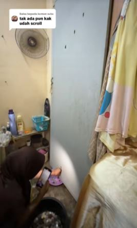 Khi đục cánh cửa ra, cô bất ngờ thấy hàng ngàn đồng xu tuôn ra như thác.