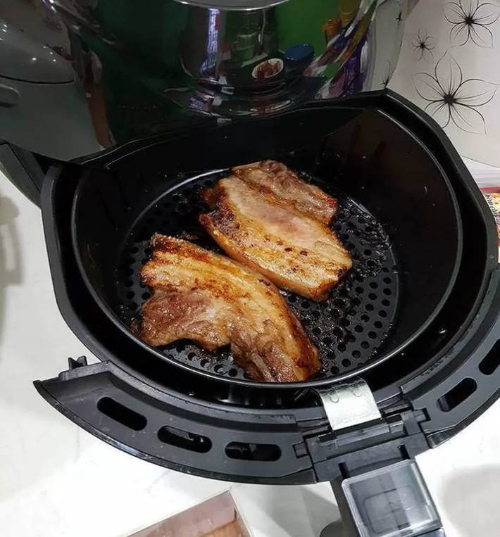 Nồi chiên không dầu: Công suất từ 1.500W–2.200W, khi sử dụng nhiều lần trong ngày có thể làm tăng đáng kể hóa đơn điện.