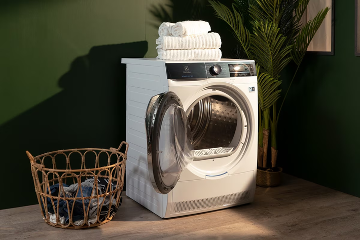 Máy sấy quần áo: Công suất từ 2.000W–5.000W, nếu sử dụng hàng ngày, lượng điện tiêu thụ rất lớn.