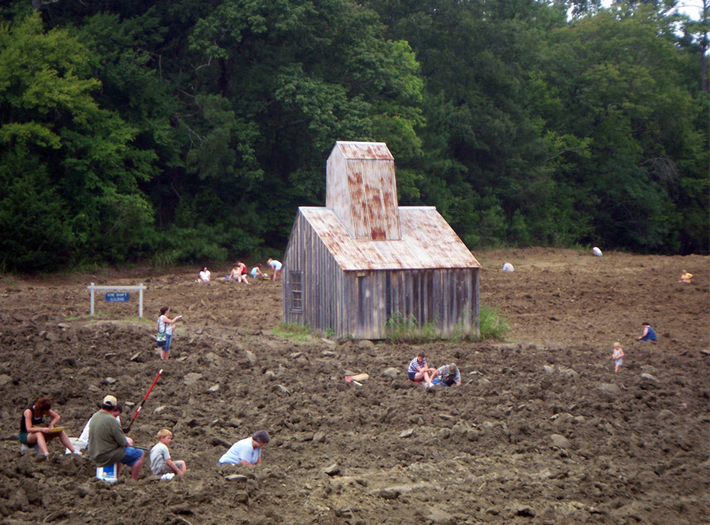 Công viên Crater of Diamonds ở Murfreesboro, bang Arkansas, Mỹ, là mỏ kim cương duy nhất trên thế giới mà du khách có thể tự do tìm kiếm và giữ lại đá quý họ tìm thấy. Khu vực này từng là miệng núi lửa cách đây hàng triệu năm, nơi các hoạt động địa chất đã đẩy kim cương lên mặt đất. (Ảnh: Wikipedia)