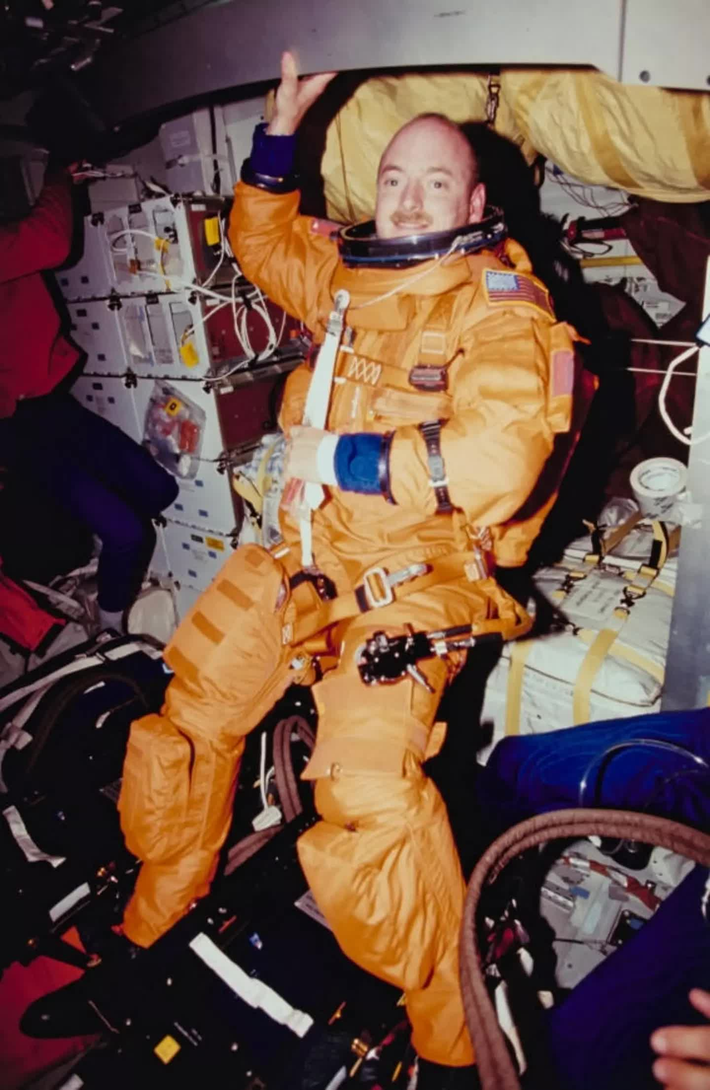 Phi hành gia Scott Kelly đã sống 340 ngày liên tục trên Trạm Vũ trụ Quốc tế, lập kỷ lục thời gian dài nhất ngoài không gian của một người Mỹ lúc bấy giờ.(Ảnh: Thanh niên Việt)