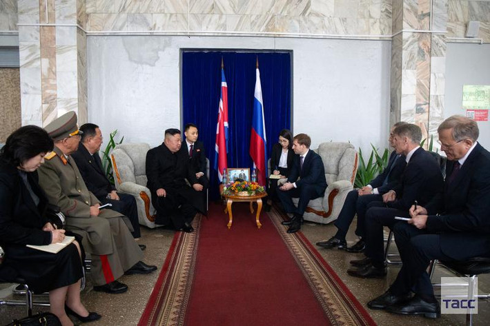 Chủ tịch Kim Jong-un cùng các quan chức Triều Tiên dự một cuộc họp với các quan chức Nga, gồm Bộ trưởng Phát triển Viễn Đông Alexander Kozlov (thứ 4 từ phải sang) và Thống đốc vùng Primorsky Oleg Kozhemyako (thứ 2 từ phải sang). Ảnh: TASS.