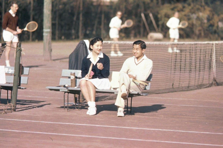 Ông Akihito, người khi đó là thái tử, và vợ chưa cưới Michiko Shoda chụp ảnh tại Câu lạc bộ quần vợt Tokyo vào ngày 6/12/1958. Cặp đôi gặp nhau một năm trước khi chơi một trận đấu đôi trên sân tennis ở Karuizawa, quận Nagano, sự kiện được gọi là "trận đấu tình yêu". Ảnh: Getty.
