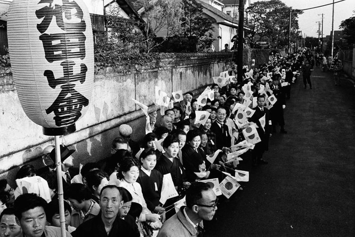 Cư dân Tokyo xếp hàng trước nhà Michiko Shoda trước đám cưới của bà với ông Akihito vào năm 1959. Sau đám cưới, Akihito và Michiko tiếp tục theo đuổi vai trò người của công chúng. Họ sử dụng truyền thông để giúp định hình hình ảnh mới, hiện đại cho hoàng gia, cả trước và sau khi họ được phong là hoàng đế và hoàng hậu vào năm 1989. Ảnh: Getty.