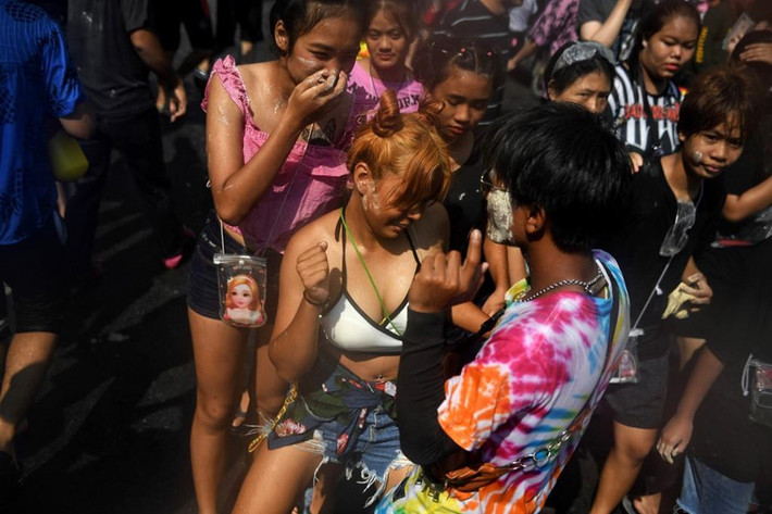 Thanh niên nhảy múa trên đường phố trong lễ Songkran. Chính quyền đã đưa ra cảnh báo trước về sự chừng mực trong lễ hội, trong đó trang phục khỏa thân và khiêu khích sẽ bị cấm.