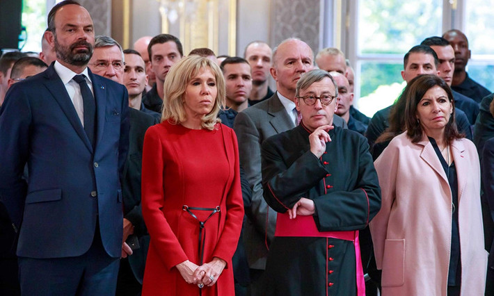 Thủ tướng Édouard Philippe, Phu nhân tổng thống Brigitte Macron, linh mục Nhà thờ Đức Bà Patrick Chauvet và Thị trưởng thành phố Anne Hidalgo nghe tổng thống phát biểu. Ảnh: AFP/Getty.