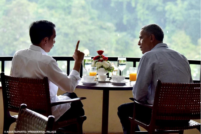 Tổng thống Indonesia Joko Widodo (trái) trò chuyện với ông Obama tại cung điện Bogor ở Tây Java. Ảnh: Getty Images.