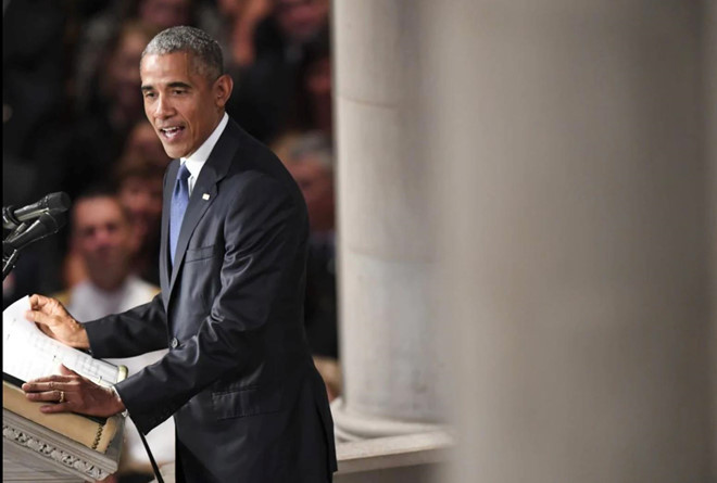 Ông Obama phát biểu trong lễ tang Thượng nghị sĩ John S. McCain tại Nhà thờ Quốc gia Washington. Ảnh: The Washington Post.