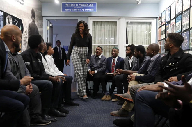 Cựu đệ nhất phu nhân Michelle Obama gây ngạc nhiên cho sinh viên từ Đại học Wayne State trong cuộc thảo luận tại Bảo tàng Motown ở Detroit, bang Michigan, Mỹ. Ảnh: AP.