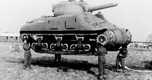 Từ mùa hè năm 1944 cho đến khi Thế chiến thứ 2 kết thúc ở châu Âu, Mỹ đã sử dụng một "đội quân ma" độc đáo tại Pháp và thung lũng Rhine nhằm đánh lừa Đức Quốc xã về sức mạnh của quân Đồng minh.