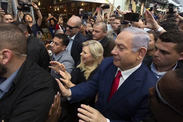 Ông Netanyahu và vợ, bà Sarah Netanyahu trong vòng vây các vệ sĩ khi tới thăm khu chợ Mahane Yehuda. Ảnh: AP.