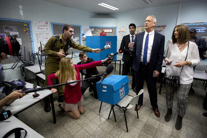 Đối thủ chính của ông Benjamin Netanyahu trong cuộc bầu cử là cựu tư lệnh quân đội Benny Gantz, người ra tranh cử cho đảng Xanh và Trắng, với sự ủng hộ của hai cựu tướng lĩnh quân đội khác. Ảnh: AP.