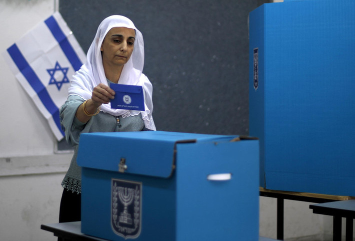Một phụ nữ Arab bỏ phiếu ở Daliyat al-karmel, phía bắc Israel. Cuộc bầu cử lần này được coi như một cuộc trưng cầu dân ý xem ông Netanyahu có tiếp tục tại vị hay không, thủ tướng Israel đã là cái tên quan trọng trong nền chính trị đất nước gần 3 thập kỷ qua. Ảnh: AFP.