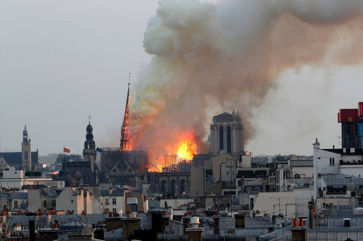 Tổng thống Macron viết trên Twitter: “Nhà thờ Đức Bà Paris chìm trong ngọn lửa. Nỗi niềm của cả một dân tộc. Tôi nghĩ tới tất cả những ai theo đạo Công giáo và cho tất cả người Pháp. Cũng giống như đồng bào, tôi rất đau lòng khi thấy một phần của chúng ta bị thiêu cháy”. Ảnh: Independent.