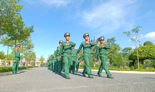 Điều lệnh đội ngũ tay không, bài học tưởng chừng đơn giản, nhưng các tân binh phải dày công luyện tập, bởi nó đòi hỏi sự thống nhất cao.