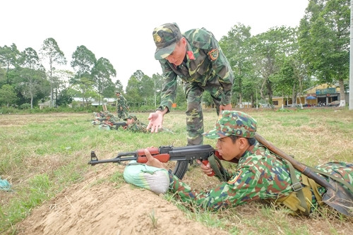 Bắn súng là một trong những nội dung khó. Sự dìu dắt, chỉ bảo tận tình của các cán bộ sẽ là yếu tố quan trọng để chiến sĩ đạt được kết quả cao trong kỳ kiểm tra sắp tới.