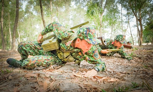 Luyện tập động tác vận động trên chiến trường.