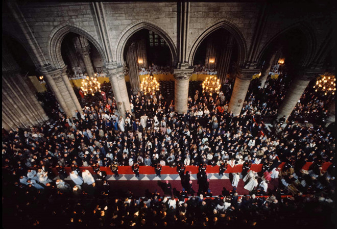 Giáo Hoàng John Paul II vẫy chào đám đông khi ông tới Nhà thờ Đức Bà năm 1980. Ảnh: Getty Images