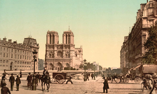 Nhưng nhiều ý kiến cho rằng chính Victor Hugo, người sáng tác “Thằng gù Nhà thờ Đức Bà” năm 1831, mới là người có công lớn nhất, khi đã giúp công chúng hiểu rõ hơn về sự xuống cấp của công trình từng là niềm tự hào quốc gia này. Thành công của tiểu thuyết đã khiến hàng nghìn du khách đến Paris để tận mắt chứng kiến nơi anh chàng gù Quasimodo gặp cô nàng Esmeralda. Sức ép của dư luận buộc Pháp phải chi tiền khôi phục, trùng tu nhà thờ. Trong ảnh là cảnh bên ngoài Nhà thờ Đức Bà vào khoảng năm 1900. Ảnh: Getty Images.