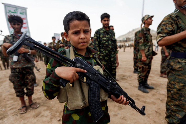 Cả hai phe trong cuộc chiến ở Yemen đều sử dụng trẻ em làm binh sĩ, nhưng tình trạng này diễn ra nhiều hơn bên phía lực lượng nổi dậy. Một quan chức Houthi tiết lộ lực lượng này đã sử dụng khoảng 18.000 trẻ em trong cuộc nội chiến kể từ khi nó bắt đầu năm 2014. Ảnh: AFP.