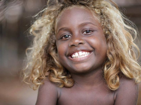 Một bộ tộc tên là Melanesians sống trên đảo Solomon ở phía đông bắc Australia nổi tiếng bởi vẻ đẹp từ làn da sẫm màu và mái tóc vàng tự nhiên.