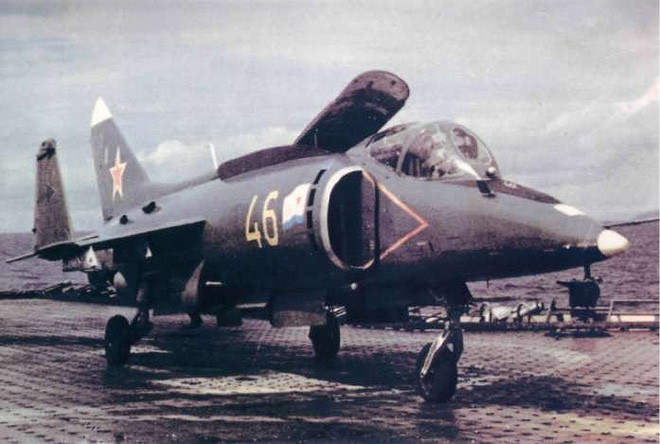 Tiêm kích hạm Yak-38 chỉ có vỏn vẹn 4 giá treo trên cánh, cho phép mang tổng cộng 2 tấn vũ khí các loại con số này bị đánh giá là rất thấp.
