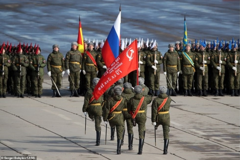 Đây cũng là dịp người dân Moscow có thể được chứng kiến tận mắt những khí tài quân sự hiện đại bậc nhất của Nga hiện nay.