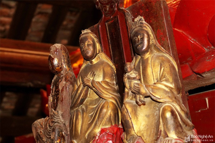 Trên bàn thờ chính điện chùa Xuân Long còn thờ 3 pho tượng cổ có kích thước nhỏ, chỉ cao tầm 0,5m, nhưng khá độc đáo. Những pho tượng này được cho là tượng Thánh Nương trong tín ngưỡng thờ Mẫu với khuôn mặt đầy đặn, trang phục thếp vàng, đặc biệt có 1 tượng được tạc theo thế đang bồng con. Ảnh: Huy Thư