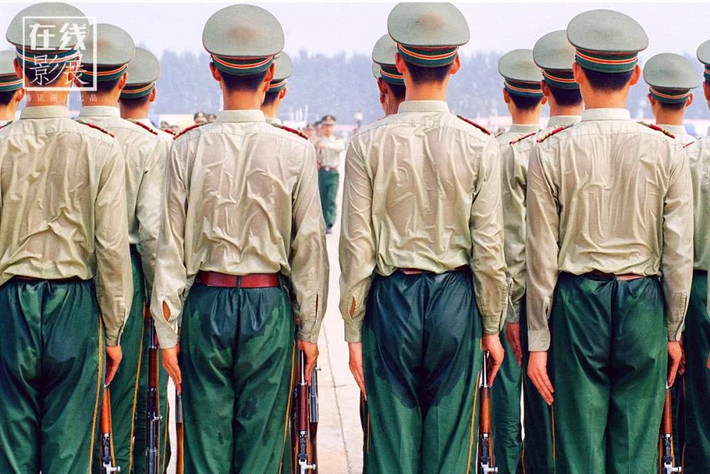 Tân binh Trung Quốc đổ mồ hôi ướt đẫm quần áo khi huấn luyện đội hình đội ngũ. Nguồn ảnh: QQ.