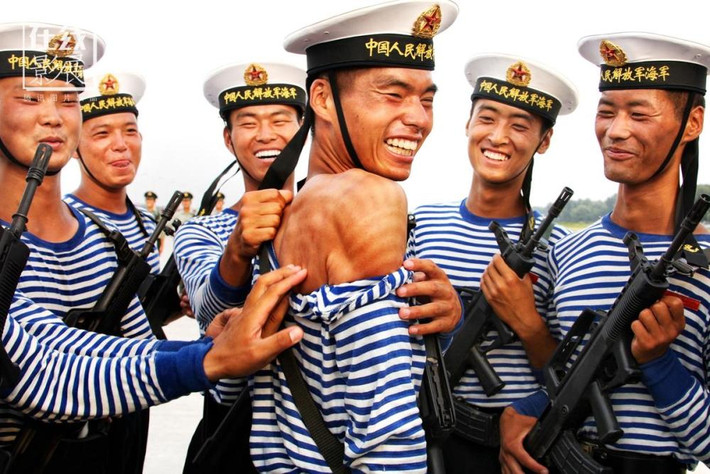 Lính Hải quân Trung Quốc đang khoe vệt cháy nắng dưới lớp áo hải quân sọc xanh trắng "huyền thoại" của lực lượng này. Nguồn ảnh: QQ.