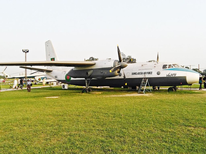 Hệ thống động cơ của An-24 cũng được thiết kế khoẻ hơn so với thông thường, giúp kéo lê nó trong cả trường hợp đường băng bị ngập nước hoặc có bùn lầy. Nguồn ảnh: Englishrussia.