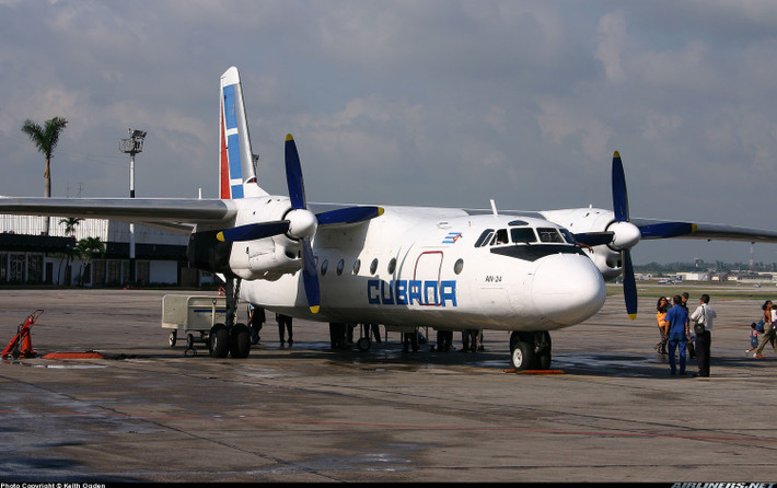 An-24 có phi hành đoàn yêu cầu từ 3 tới 4 người trong đó có 2 phi công, một kỹ sư bay và 1 sĩ quan radio (có thể không cần). Sức chứa tối đa của loại máy bay này là 52 hành khách hoặc trọng tài 5500 kg. Nguồn ảnh: Airplanes.