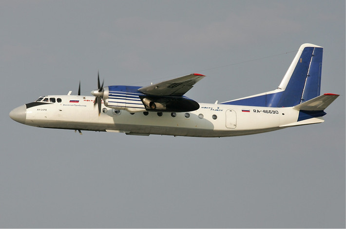Antonov An-24 hay còn có tên hiệu NATO là "Coke" là loại máy bay vận tải 44 chỗ sử dụng hai động cơ cánh quạt tuốc bin được sản xuất tại Ukraine bởi phòng thiết kế Antonov của Liên Xô trước đây. Nguồn ảnh: Englishrussia.