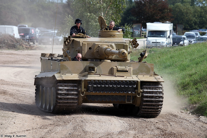 Phát đạn thú ba, phát cuối cùng kết liễu cuộc phiêu lưu ngắn ngủi của Tiger 131 ở Bắc Phi đã trúng vào cửa nắp của nạp đạn viên. Mảnh văng bắn vào bên trong khiến hư hỏng một vài thiết bị điện của xe tăng Tiger 131. Kíp chiến đấu trong xe tăng phải bỏ xe, đưa thương binh ra ngoài và rút lui. Nguồn ảnh: Vitaly.