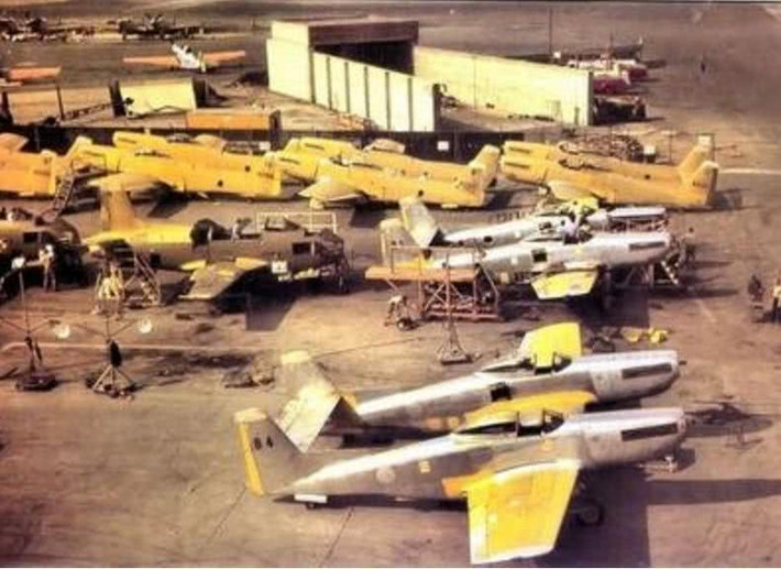 Thiết kế hai thân với hai phi công trên chiếc tiêm kích hạng nặng F-82 cho phép nó có hai phi công điều khiển. Cả hai vị trí phi công này sẽ thay phiên nhau điều khiển máy bay ném bom hộ tống trong những phi vụ kéo dài nhiều tiếng đồng hồ thậm chí cả ngày. Nguồn ảnh: OCFB.