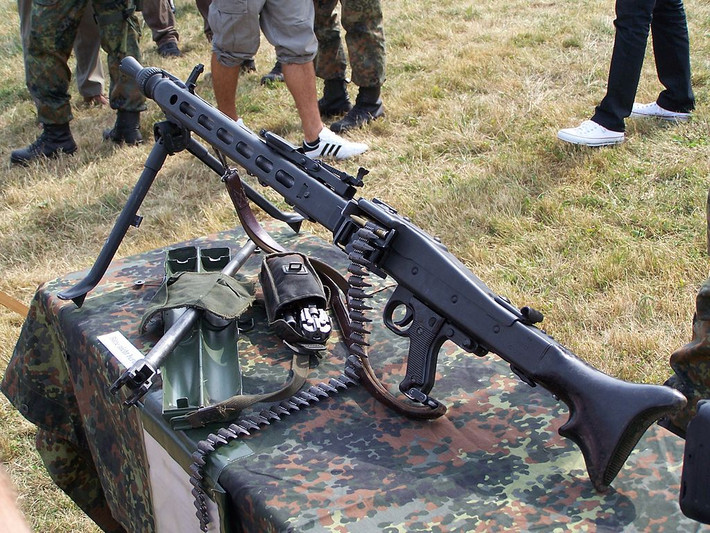Rheinmetall MG 3 là khẩu súng máy đa chức năng sử dụng cỡ đạn 7,62x51 chuẩn NATO. Thiết kế của khẩu súng máy này vay mượn khá nhiều ý tưởng từ một mẫu súng máy khác cũng của Đức là MG 42 vốn là trang bị tiêu chuẩn của quân đội phát xít Đức trong suốt Thế chiến thứ 2. Nguồn ảnh: Militarytoday.