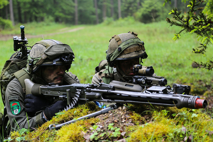 Trọng lượng của súng máy đa năng Rheinmetall MG 3 là khá nặng so với một khẩu súng máy hiện đại ngày nay. Cụ thể, MG 3 nặng tới 10,5 kg và tối đa lên tới 27,5 kg khi sử dụng cùng với giá súng ổn định ba chân. Nguồn ảnh: Militarytoday.