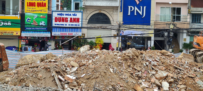 Tình trạng xà bần chất đống giữa các tuyết đường phố trung tâm TP. như Ngô Gia Tự, Hùng Vương tạo nên cảnh nhếch nhác.