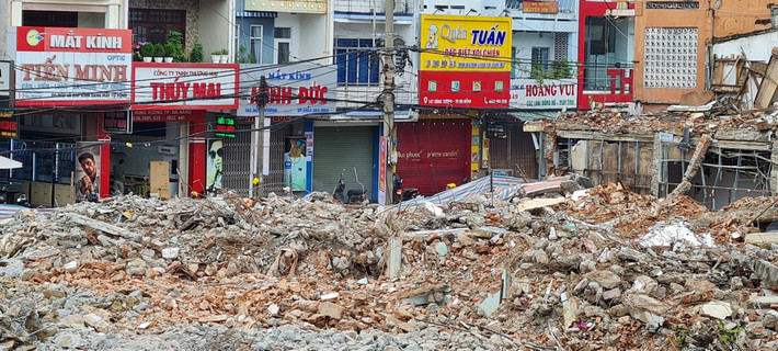 Còn ở bên trong, cảnh một số nhà đã được tháo dỡ, giá hạ chất thành đống chưa biết khi nào mới dọn dẹp. Mong các cơ quan chức năng chỉ đạo quyết liệt, trả lại cho người dân những tuyến đường sạch sẽ để đón Tết.