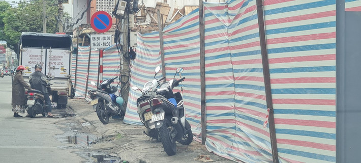Với tấm bạt mỏng manh có đủ lực để ngăn đống giá hạ không tràn ra đường gây nguy hiểm cho người đi đường hay không?