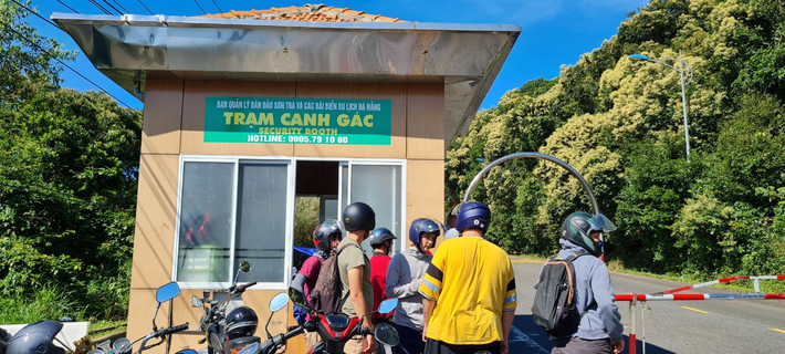 Trạm gác của Ban Quản lý Bán đảo Sơn Trà và các bãi biển du lịch Đà Nẵng nằm trên đường dẫn lên đỉnh Bàn Cờ những ngày giáp Tết, rất đông du khách đang thực hiện thủ tục quét mã QR để qua trạm.
