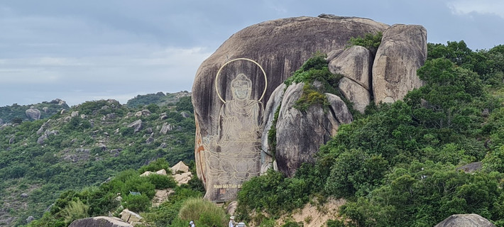 Giữa khung cảnh thiên nhiên hoang sơ, tuyệt đẹp, du khách ngỡ ngàng chiêm ngưỡng hình tượng Phật được khắc trên vách đá...