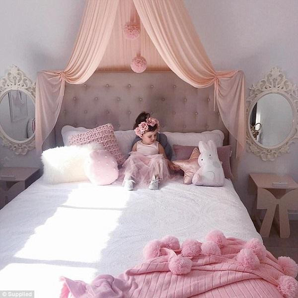 Nhờ gương mặt dễ thương, xinh xắn, thần thái chuyên nghiệp, Millie-Belle có một lượng fan “khủng” .