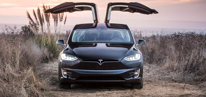 Thất bại của Model X: Vào tháng 10, Tesla đã chủ động thu hồi hơn 11.000 chiếc SUV Model X do kết quả thử nghiệm cho thấy dãy ghế sau bị tung ra khi va chạm. Vài ngày sau, trang Consumer Report xếp Model X đứng cuối trong “10 chiếc xe kém an toàn nhất”. Tesla sau đó phản pháo rằng báo cáo của CR đã lỗi thời và bỏ qua những cải tiến trong Model X. Tuy nhiên, danh tiếng của chiếc xe đã không thể hồi phục.